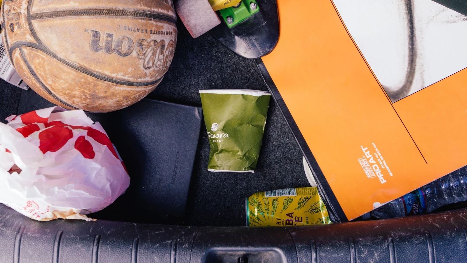 A 2.5 versus 3.5 gallon car trash can size guide for family messes