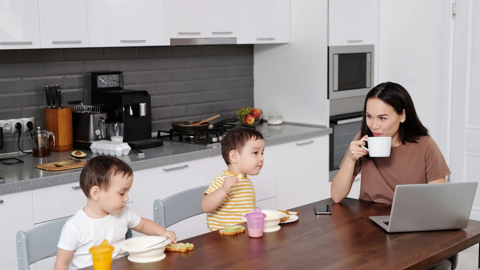How to Build a Morning Routine When You’re Exhausted (Busy Mom Edition)